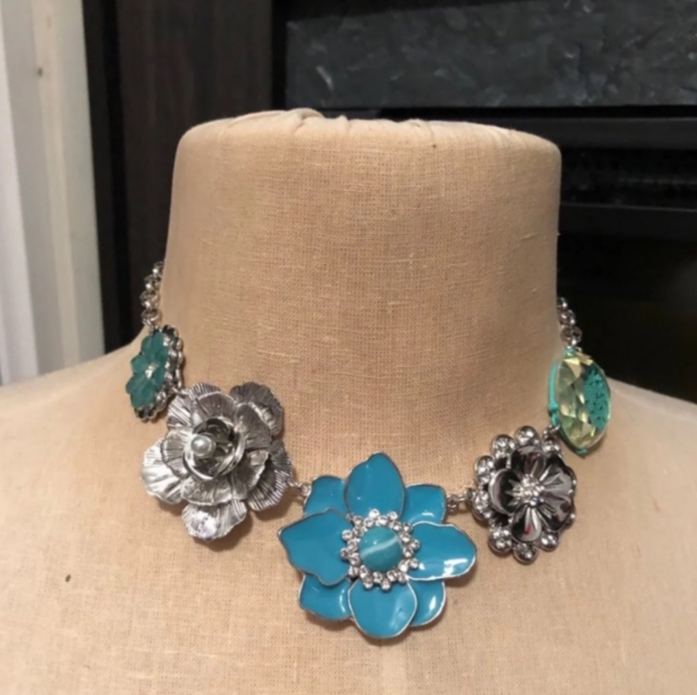 VINTAGE, ANTIQUE, MIXIT Blue Flower Silver Chocker. NWT